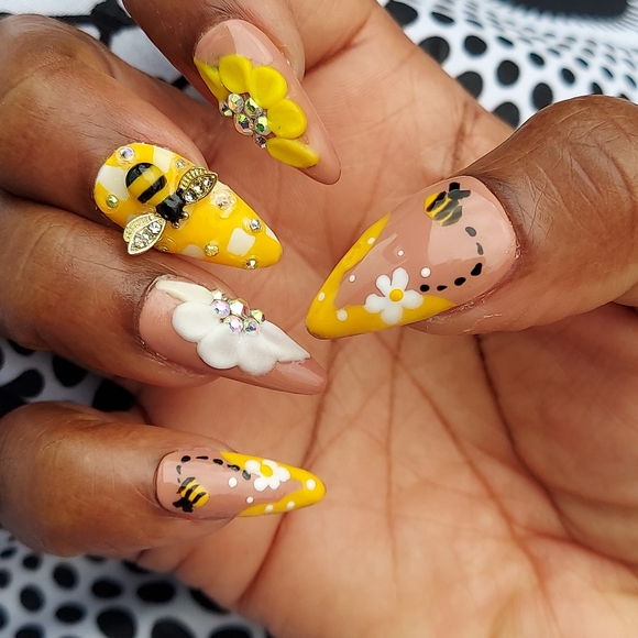 Yellow Bee Spring Nails - Picture 5 of 10